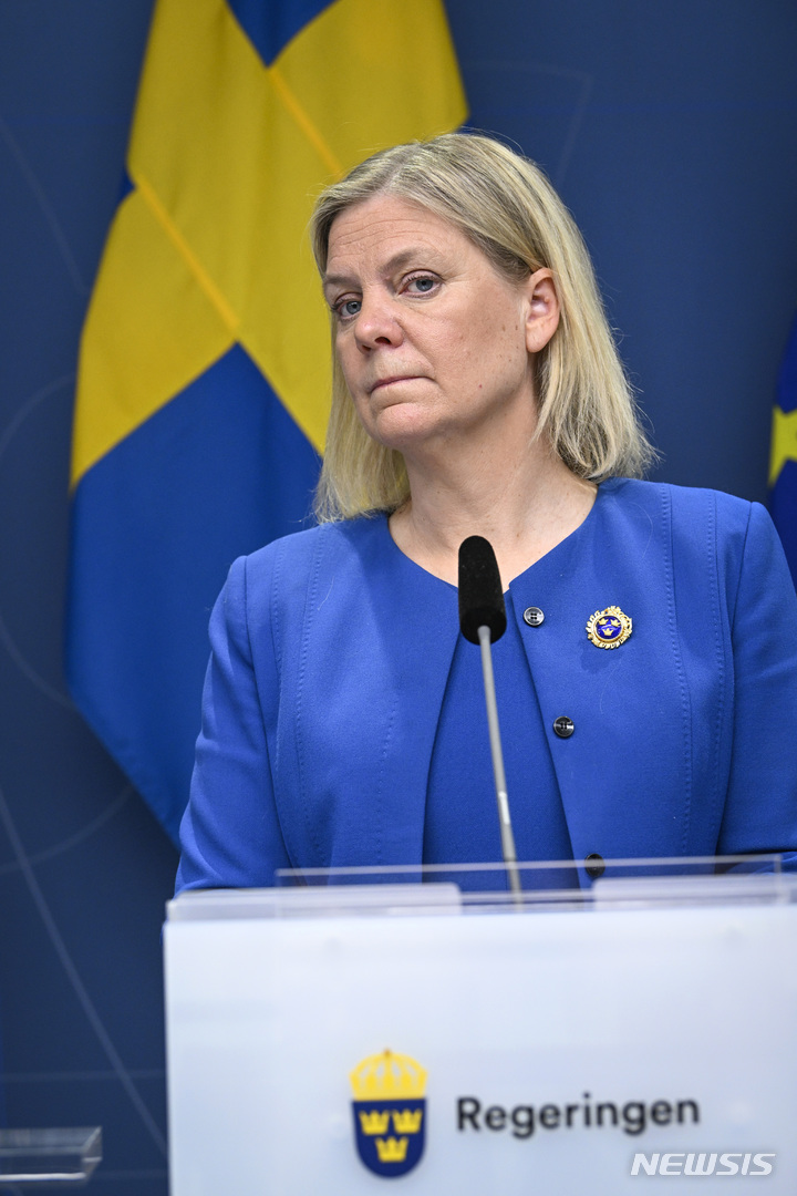 [스톡홀름=AP/뉴시스] 마그달레나 안데르손 스웨덴 총리가 16일(현지시간) 스톡홀름에서 기자회견을 하고 있다. 이날 스웨덴 정부는 북대서양조약기구(NATO·나토) 가입을 신청하기로 결정했다고 밝혔다. 2022.05.17.