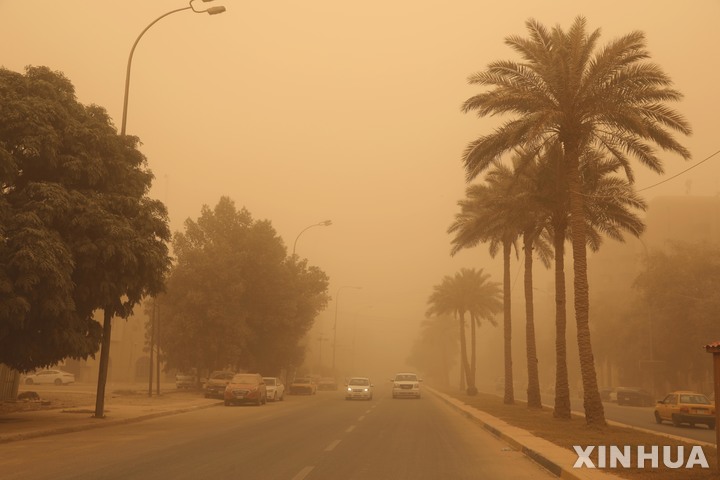 [ 바그다드(이라크)= 신화/뉴시스] 이라크의 수도 바그다드 일대에 5월 16일 불어닥친 흙먼지 폭풍으로 태양이 먼지에 가려져 있다.  이로 인해 공항과 학교, 관공서가 임시 폐쇄되었다.  