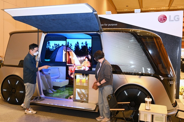 LG전자 부스에서 차량을 집의 새로운 확장 공간으로 해석해 만든 미래 모빌리티의 콘셉트 모델 LG 옴니팟을 전시하고 있다. (사진제공=LG전자) *재판매 및 DB 금지