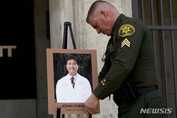 [라구나우즈( 미 캘리포니아주)= AP/뉴시스]캘리포니아 교회 총격사건으로 사망한 희생자 존 청 박사(52)의 영정을 5월 16일 오렌지 카운티의 경찰관이 교회 안에 봉안하고 있다.