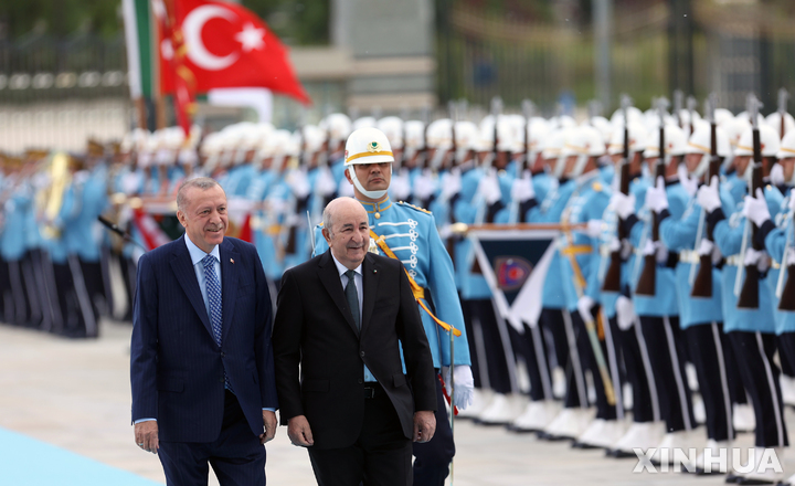 [ 앙카라(터키)=신화/뉴시스] 에르도안 터키대통령과 16일 터키를 방문한테분 알제리 대통령이 앙카라의 대통령 궁에서 환영행사를 갖고 있다. 