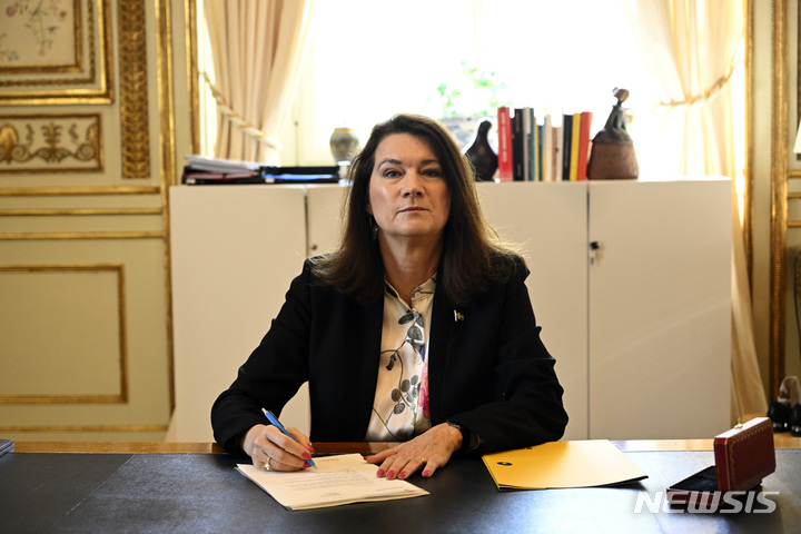 [스톡홀름=AP/뉴시스]안 린데 스웨덴 외무장관이 나토 가입 신청서에 서명했다. 2022.5.17.