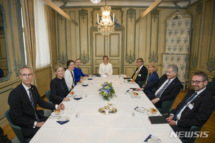[스톡홀름=AP/뉴시스] 사울리 니니스퇴 핀란드 대통령(오른쪽 두번째)과 마그달레나 안데르손 스웨덴 총리(왼쪽 두번째)가 지난 17일(현지시간) 스웨덴 스톡홀름 아델크란츠스카 하우스에서 회담하고 있다. 2022.5.18.