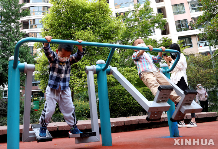 [상하이=신화/뉴시스] 코로나19 규제가 일부 풀린 중국 상하이의 푸퉈구 아파트단지에서 17일 아이들이 오랜 만에 놀이터에 나와 즐겁게 놀고 있다. 2022.05.21