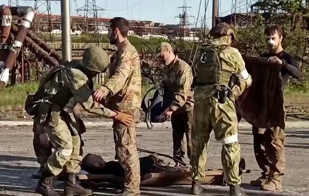 17일 우크라이나 마리우폴 아조우스탈에서 항전을 벌이던 우크라이나군인들이 사실상 투항 결정이 내려진 뒤 벙커에서 나와 몸수색을 당하고 있다. *재판매 및 DB 금지