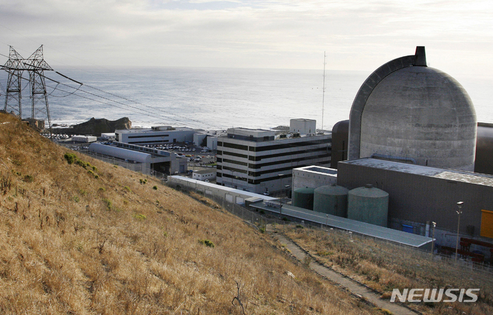 [캘리포니아=AP/뉴시스] 캘리포니아 아빌라 해변에 있는 디아블로 캐니언 원자력 발전소는 캘리포니아 전력의 거의 10%를 공급한다. 2022.07.06.