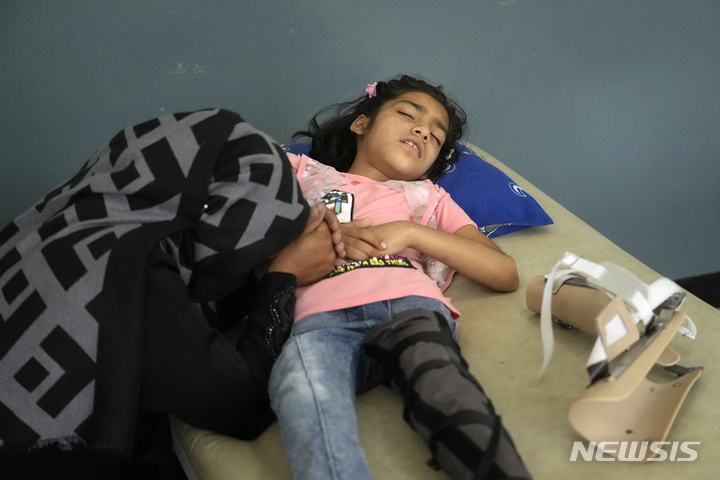 [카불(아프가니스탄)=AP/뉴시스]아프가니스탄 수도 카불의 국제적십자사(ICRC) 재활센터에서 지난 16일 한 어머니가 치료를 기다리는 어린 딸을 돌보고 있다. 지난해 탈레반 재집권 후 급속히 악화된 아프간 경제 위기로 20년 전쟁 기간보다 더 많은 사람들이 기아로 숨질 것이라는 우려가 제기되고 있다. 2022.5.23