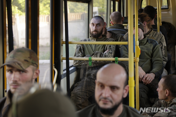 [마리우폴=AP/뉴시스]17일(현지시간) 우크라이나 마리우폴 아조우스탈 제철소에서 항전해 온 우크라이나 군인들이 호송 버스에 앉아 있다. 러시아 국방부는 이날 중상자 51명을 포함한 우크라이나군 병력 265명을 친러 세력이 장악한 도네츠크 인민공화국 지역으로 이동시켰다고 밝혔다. 2022.05.18.