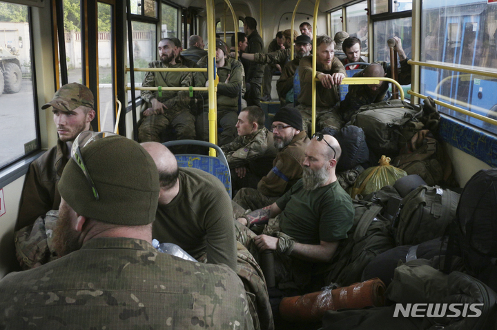 [올료니우카=AP/뉴시스]17일(현지시간) 마리우폴 아조우스탈 제철소에서 나온 우크라이나 군인들이 소위 '도네츠크 인민공화국' 정부가 통제하는 지역으로 옮겨지는 모습. 2022.05.17.