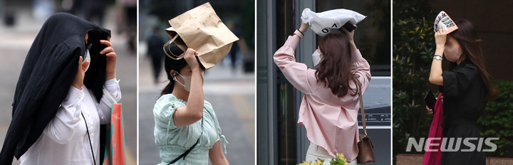 [서울=뉴시스] 추상철 기자 = 출근길 비가 내린 18일 오전 서울 도심에서 우산을 준비하지 못한 시민들이 소지품으로 머리를 가린채 발걸음을 재촉하고 있다. 2022.05.18. scchoo@newsis.com
