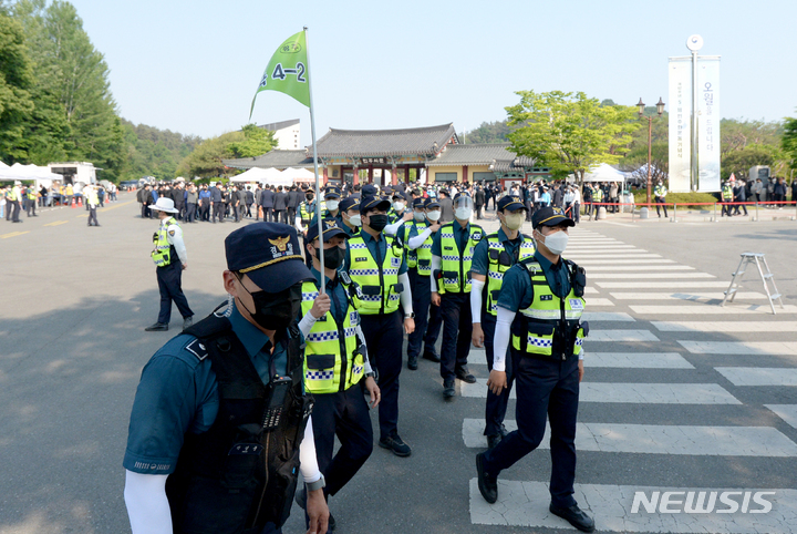 [광주=뉴시스] 김혜인 기자 = 제 42주기 5·18기념식이 치러지는 18일 오전 광주 북구 운정동 국립 5·18국립묘지에서 경찰의 삼엄한 경비가 펼쳐지고 있다. 2022.05.18.hyein0342@newsis.com