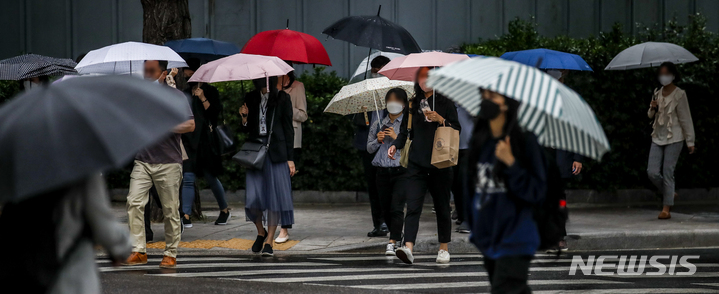 [서울=뉴시스] 정병혁 기자 = 출근길 비가 내린 지난 5월18일 오전 서울 종로구 정부서울청사 인근에서 우산을 쓴 시민들이 이동하고 있다. 2022.05.18. jhope@newsis.com