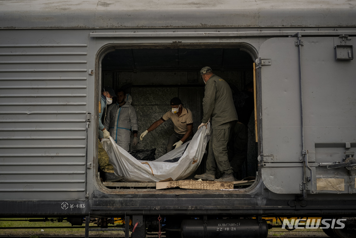 [하르키우(우크라이나)= AP/뉴시스]러시아군 시신을 수습하는 우크라이나 법의학 감식반. 