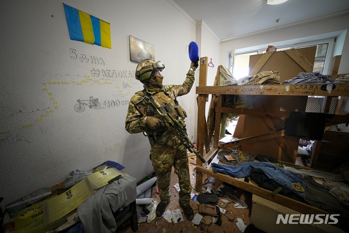 [마리우폴=AP/뉴시스] 지난 18일(현지시간) 우크라이나 동부 도네츠크인민공화국(DPR) 산하 마리우폴 인근에서 러시아 군인이 우크라이나 아조우 연대 기지 내부를 수색하고 있다. 2022.05.19. 