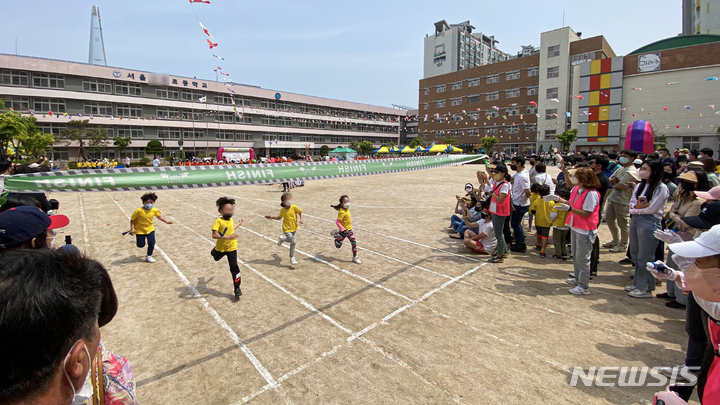 [서울=뉴시스] 권창회 기자 =지난 19일 오전 서울 시내 한 초등학교에서 체육대회가 열리고 있다. 2022.05.24. kch0523@newsis.com