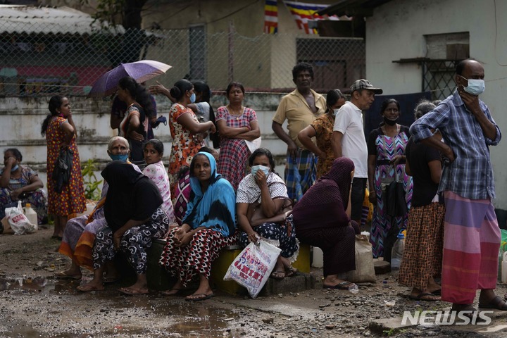 [콜롬보=AP/뉴시스] 19일(현지시간) 스리랑카 콜롬보에서 조리용 석유를 사려는 시민들이 주유소 앞에 모여 기다리고 있다. 2022.05.19.