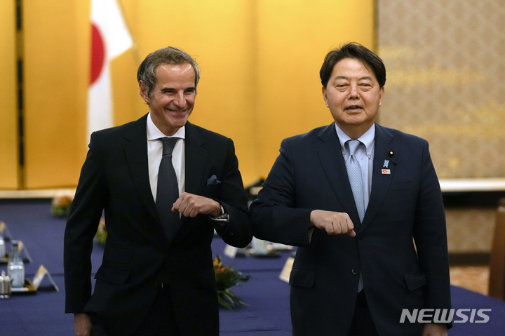 [도쿄=AP/뉴시스]라파엘 그로시 IAEA 사무총장(왼쪽)과 하야시 요시마사 일본 외무상이 19일 도쿄에서 회담했다. 2022.5.19.