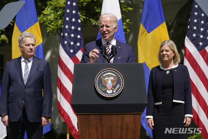 [워싱턴=AP/뉴시스]조 바이든 미국 대통령(가운데)이 19일(현지시간) 백악관 로즈가든에서 사울리 니니스퇴 핀란드 대통령(왼쪽), 마그달레나 안데르손 스웨덴 총리와 공동 기자회견을 하고 있다. 2022.05.19.