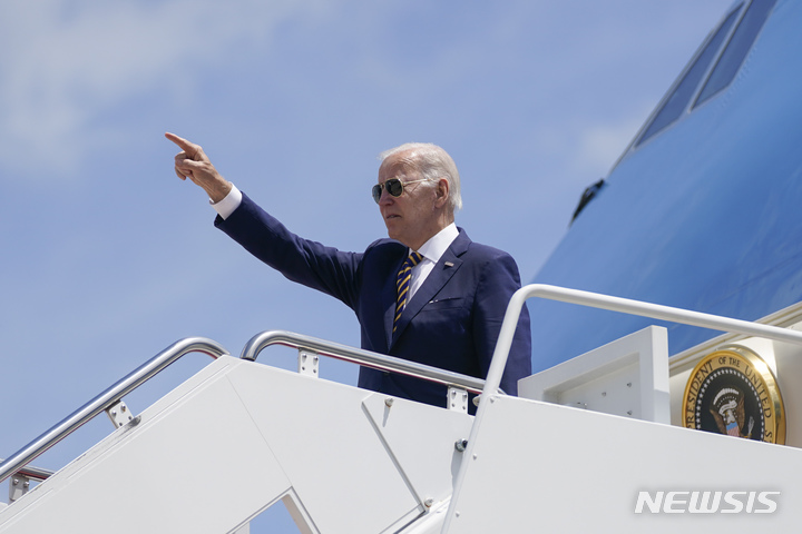 [앤드루스공군기지=AP/뉴시스] 조 바이든 미국 대통령이 19일(현지시간) 메릴랜드주 앤드루스 공군기지에서 한국과 일본 순방을 위해 전용기에 탑승하면서 인사하고 있다. 2022.05.20.