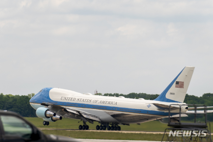 [앤드루스공군기지=AP/뉴시스] 조 바이든 미국 대통령 탑승한 에어포스원이 19일(현지시간) 메릴랜드주 앤드루스 공군기지에서 이륙하고 있다. 바이든 대통령은 4박 5일간 한국과 일본 순방에 나선다. 2022.05.20.