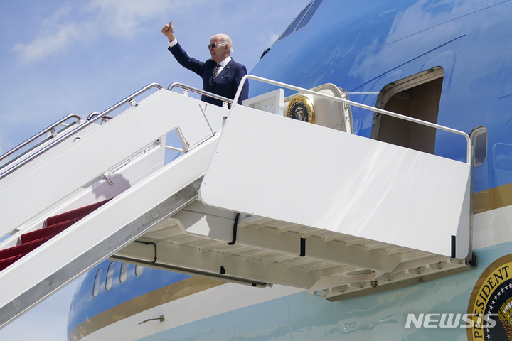 [워싱턴=AP/뉴시스]조 바이든 미국 대통령이 19일(현지시간) 메릴랜드 앤드루스 공군 기지에서 한·일 순방길에 오르며 엄지를 들어 보이고 있다. 2022.05.19.