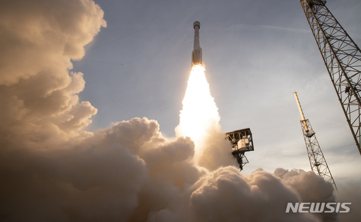 [케이프커내버럴=AP/뉴시스]미국 항공우주국(NASA)과 보잉사는 6월 초 유인 우주선 스타라이너의 첫 유인 시험비행을 다시 시도한다고 24일(현지시각) 발표했다. 사진은 보잉 스타라이너 유인 캡슐을 실은 유나이티드 론치 얼라이언스 아틀라스 5호 로켓이 2022년 5월 19일(현지시간) 미 플로리다주 케이프커내버럴 우주군 기지 제41번 우주 발사장에서 국제우주정거장(ISS)으로 발사되고 있는 모습. 2024.05.25.