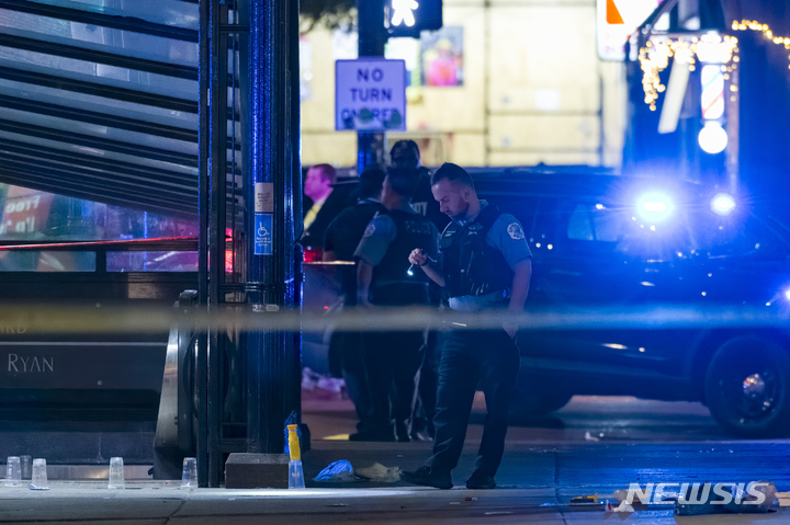 [시카고=AP/뉴시스] 19일(현지시간) 미 일리노이주 시카고 총격 발생 현장 인근에서 경찰이 근무하고 있다. 경찰은 이날 오후 10시 40분경 발생한 총격으로 1명이 죽고 4명이 다쳤다고 밝혔다. 2022.05.20.