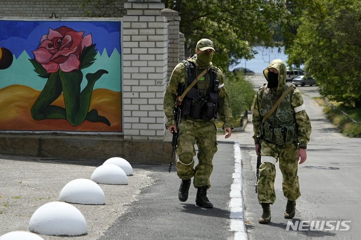 [헤르손=AP/뉴시스]지난 5월20일(현지시간) 우크라이나 헤르손주에서 러시아군이 순찰하고 있다. 2022.10.05.