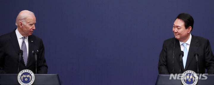 [서울=뉴시스] 전신 기자 = 윤석열 대통령과 조 바이든 미국 대통령이 21일 서울 용산 대통령실 청사에서 공동기자회견을 하고 있다. 2022.05.21. photo1006@newsis.com