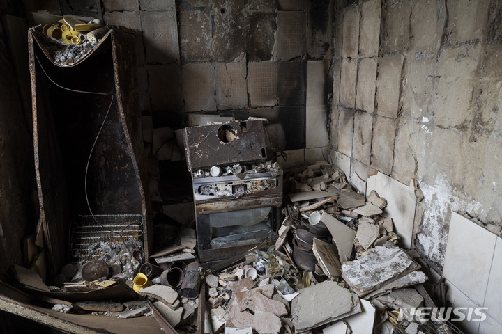 [하르키우(우크라이나)=AP/뉴시스]21일(현지시간) 우크라이나 동부 하르키우에서 포격 중 파손된 아파트 부엌에 파편이 깔려있다. 2022.05.22.photo@newsis.com