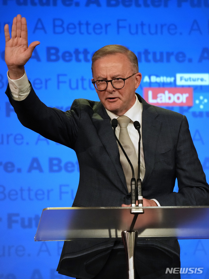 [시드니= AP/뉴시스] 호주의 새 총리로 당선된 앤서니 알바니즈 노동당 대표가 22일 (현지시간)  열광하는 지지자들과 당원들을 향해 손을 흔들어보이고 있다.  