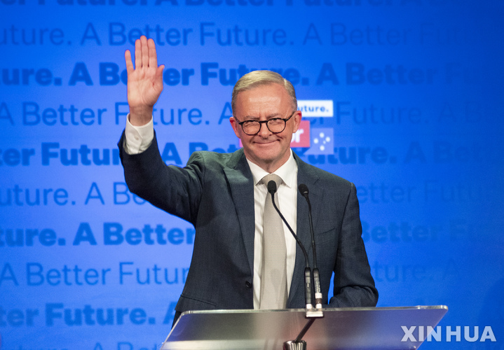 (220521) -- SYDNEY, May 21, 2022 (Xinhua) -- Anthony Albanese gestures as addressing supporters in Sydney, Australia, May 21, 2022. Anthony Albanese has claimed victory for his Labor Party after incumbent Prime Minister Scott Morrison conceded defeat in Australia's 2022 federal election held on Satuday. (Xinhua/Bai Xuefei)