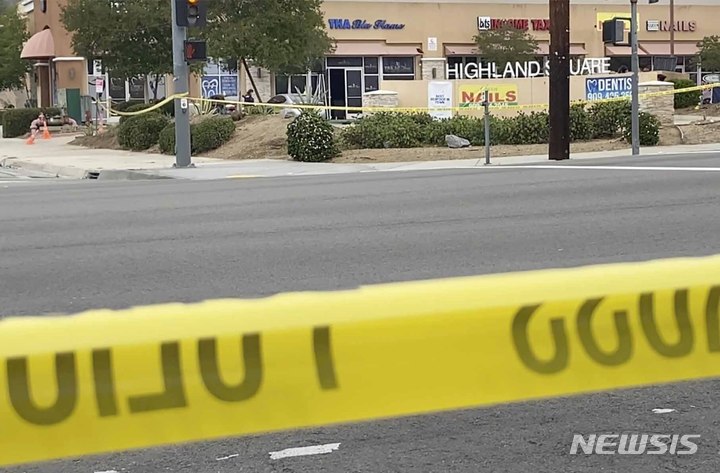 [로스앤젤레스= AP/뉴시스]  캘리포니아주 샌버나디노의 상가에서 21일 새벽에 일어난 총격사건 현장.  경찰은 주말의 대형 파티에서 총격으로 1명이 목숨을 잃고 8명이 다쳐서 입원했다고 발표했다.  