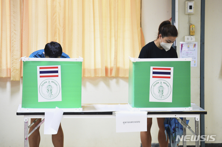 [방콕=AP/뉴시스]22일  9년 만에 처음으로 치러진 태국 수도 방콕 주지사 선거에서 유권자들이 투표하고 있다. 23일 공개된 투표 결과 군부에 반대하는 무소속의 차찻 싯티판 후보가 267만3692표 가운데 절반이 넘는 138만6215표(52%)를 얻어 예상을 크게 웃돌며 1위를 차지했다. 2022.5.23