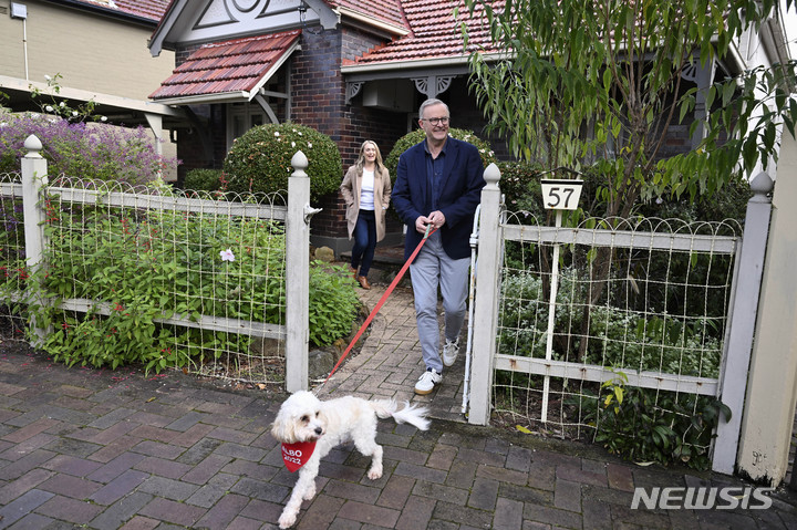 [시드니(호주)=AP/뉴시스] 호주 새 총리로 선출된 앤서니 알바니즈 노동당 대표가 22일(현지시간) 시드니 호주 자택을 나서고 있다. 2022.05.23.
