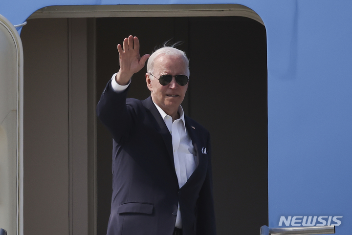 [평택=AP/뉴시스]22일 조 바이든 미국 대통령이 평택 오산 공군기지에서 전용기에 탑승하며 손을 흔들고 있다. 그는 2박3일 한국 방문 일정을 마치고 일본으로 떠났다. 2022.05.22.