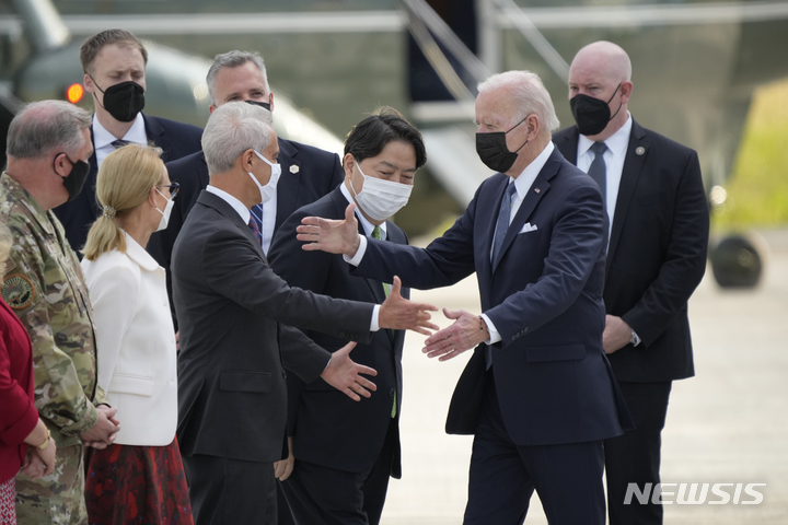 [AP/뉴시스] 조 바이든 미대통령이 22일 오후 늦게 일본 도쿄 요코타 공군기지에 도착해 램 이매뉴얼  일본주재 미 대사 및 하야시 요시마사 일본 외상의 영접을 받고 있다
