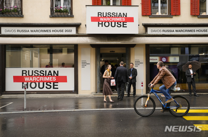 [다보스(스위스)=AP/뉴시스] 22일(현지시간) 스위스 다보스 러시아 홍보관에서 '러시아 전쟁범죄의 집' 전시가 열리고 있다. 2022.05.23.