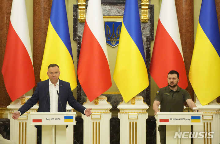 [키이우=AP/뉴시스]볼로디미르 젤렌스키 우크라이나 대통령(오른쪽)과 안제이 두다 폴란드 대통령이 22일 회담 뒤 기자회견하고 있다. 2022.5.22.