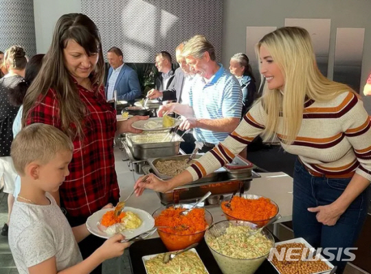 [서울=뉴시스] 이방카 트럼프가 폴란드에서 우크라이나 피란민들에게 음식을 배식하고 있다. (사진=인스타그램 캡처) 2022.05.23