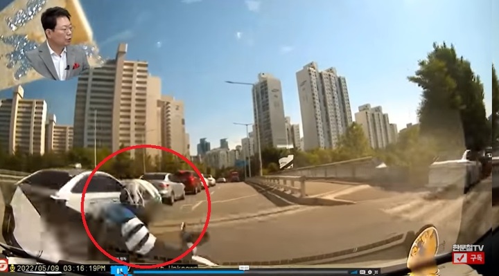 [서울=뉴시스]정차된 차량 사이로 오토바이가 튀어나와 차량과 충돌했다. 유튜브 채널 '한문철TV' 캡처 *재판매 및 DB 금지