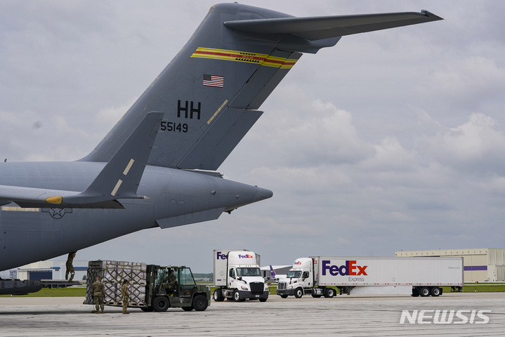 [인디애나폴리스( 미 인디애나주)= AP/뉴시스] 미 분유대란으로 유럽 분유를 싣고 온 미 공군 수송기 C-17기가 22일 비행장에서 화물을 운송트럭으로 옮겨 싣고 있다.  