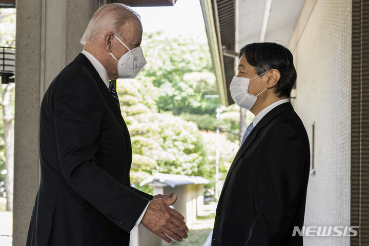 [도쿄=AP/뉴시스]23일 오전 일본 도쿄 소재 일왕 거처인 고쿄에서 조 바이든 미국 대통령(왼쪽)이 도착해 나루히토 일왕에게 악수를 청하고 있다. 2022.05.23.