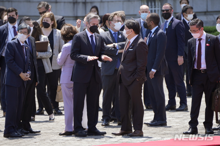 [도쿄=AP/뉴시스]토니 블링컨 미국 국무장관(가운데 왼쪽)이 23일 조 바이든 대통령 일본 순방 기간 도쿄에서 하야시 요시마사 일본 외무상(가운데 오른쪽)과 대화를 나누고 있다. 2022.05.24.