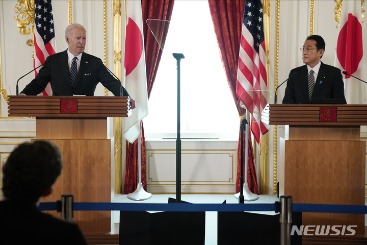 [도쿄=AP/뉴시스]지난 5월23일 일본 도쿄 아카사카의 영빈관에서 조 바이든 미국 대통령(왼쪽)과 기시다 후미오 일본 총리가 회담 후 공동 기자회견을 가지고 있다. 2022.05.23.