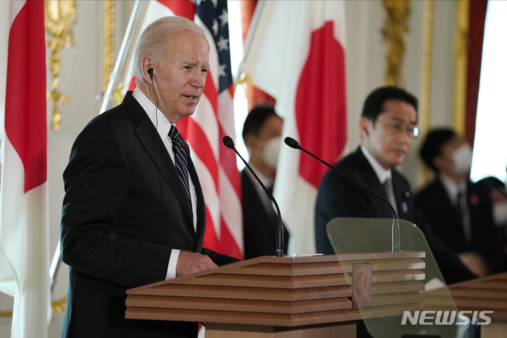 [도쿄=AP/뉴시스]23일 일본 도쿄 아카사카의 영빈관에서 조 바이든 미국 대통령(왼쪽)이 기시다 후미오 일본 총리와 회담 후 공동 기자회견을 가지고 있다. 2022.05.23.