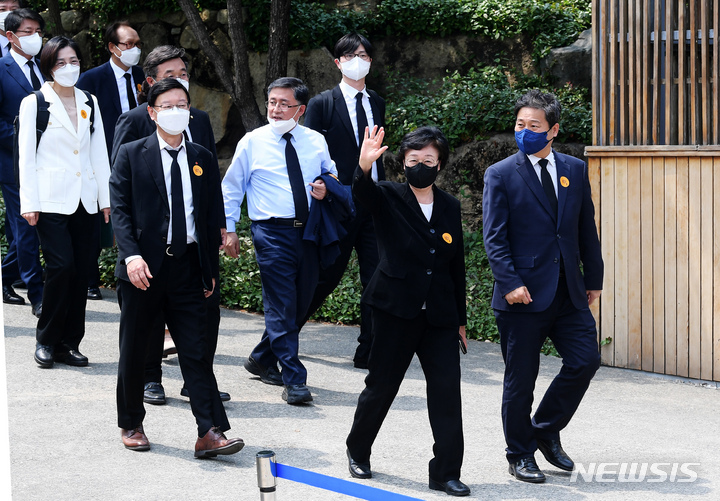 [김해=뉴시스] 전진환 기자 = 한명숙 전 총리와 윤호중 상임선대위원장 등이 23일 오후 경남 김해 봉하마을에서 열린 고 노무현 전 대통령 서거 13주기 추도식에 참석하기 위해 이동하고 있다. (공동취재사진) 2022.05.23. photo@newsis.com