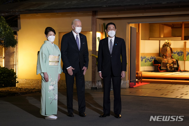 [도쿄=AP/뉴시스]조 바이든 미국 대통령이 23일(현지시간) 일본 도쿄 핫포엔 식당에서 기시다 후미오 일본 총리 및 영부인 기시다 유코 여사와 만찬하기에 앞서 기념촬영을 하고 있다. 2022.05.25.