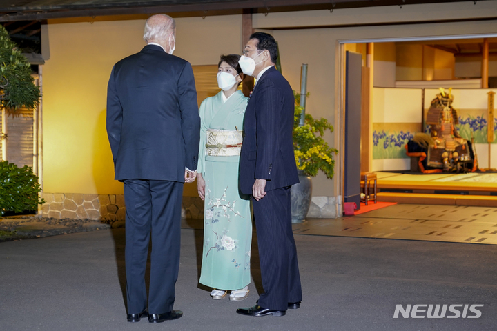 [도쿄=AP/뉴시스]조 바이든 미국 대통령이 23일(현지시간) 일본 도쿄 핫포엔 식당 앞에서 기시다 후미오 일본 총리 및 영부인 기시다 유코 여사와 인사를 나누고 있다. 2022.05.25.