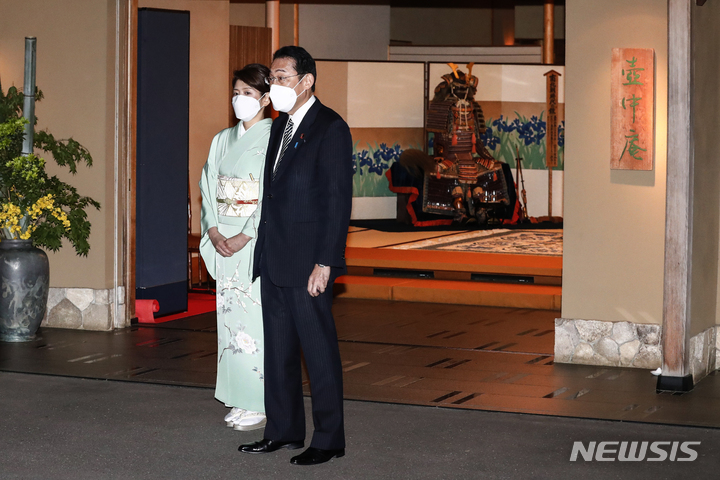 [도쿄=AP/뉴시스] 23일(현지시간) 일본 도쿄 핫포엔 식당에서 기시다 후미오 일본 총리 및 영부인 기시다 유코 여사가 조 바이든 미국 대통령을 영접하고 있다. 2022.05.25.